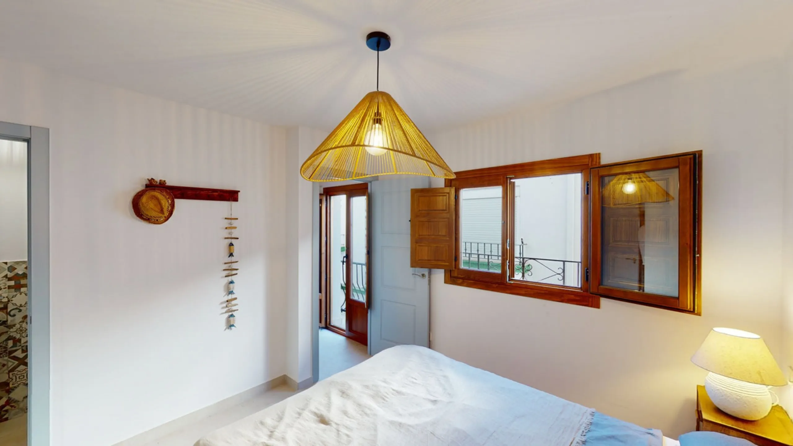 This beautiful townhouse in 2nd line of the beach is 20 metres from the sea and fantastic bars. It has 2 bedrooms, a bathroom, a guest bathroom, a living room, a kitchen with dining area and a large terrace with sea views. On the ground floor we find a be