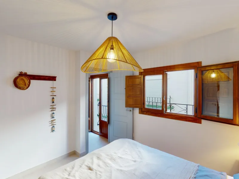 This beautiful townhouse in 2nd line of the beach is 20 metres from the sea and fantastic bars. It has 2 bedrooms, a bathroom, a guest bathroom, a living room, a kitchen with dining area and a large terrace with sea views. On the ground floor we find a be