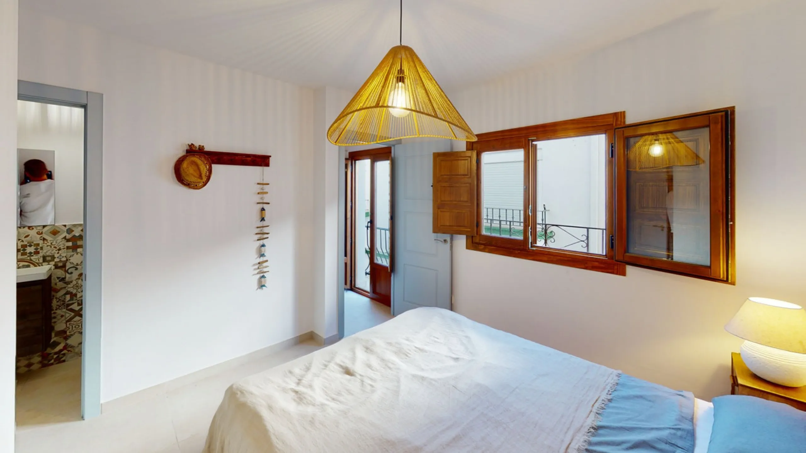 This beautiful townhouse in 2nd line of the beach is 20 metres from the sea and fantastic bars. It has 2 bedrooms, a bathroom, a guest bathroom, a living room, a kitchen with dining area and a large terrace with sea views. On the ground floor we find a be