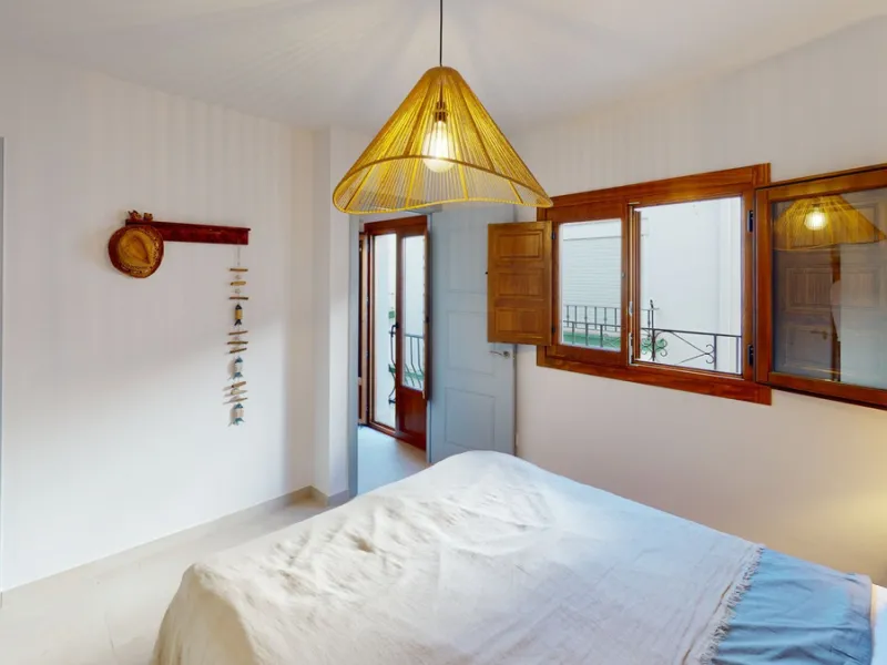 This beautiful townhouse in 2nd line of the beach is 20 metres from the sea and fantastic bars. It has 2 bedrooms, a bathroom, a guest bathroom, a living room, a kitchen with dining area and a large terrace with sea views. On the ground floor we find a be