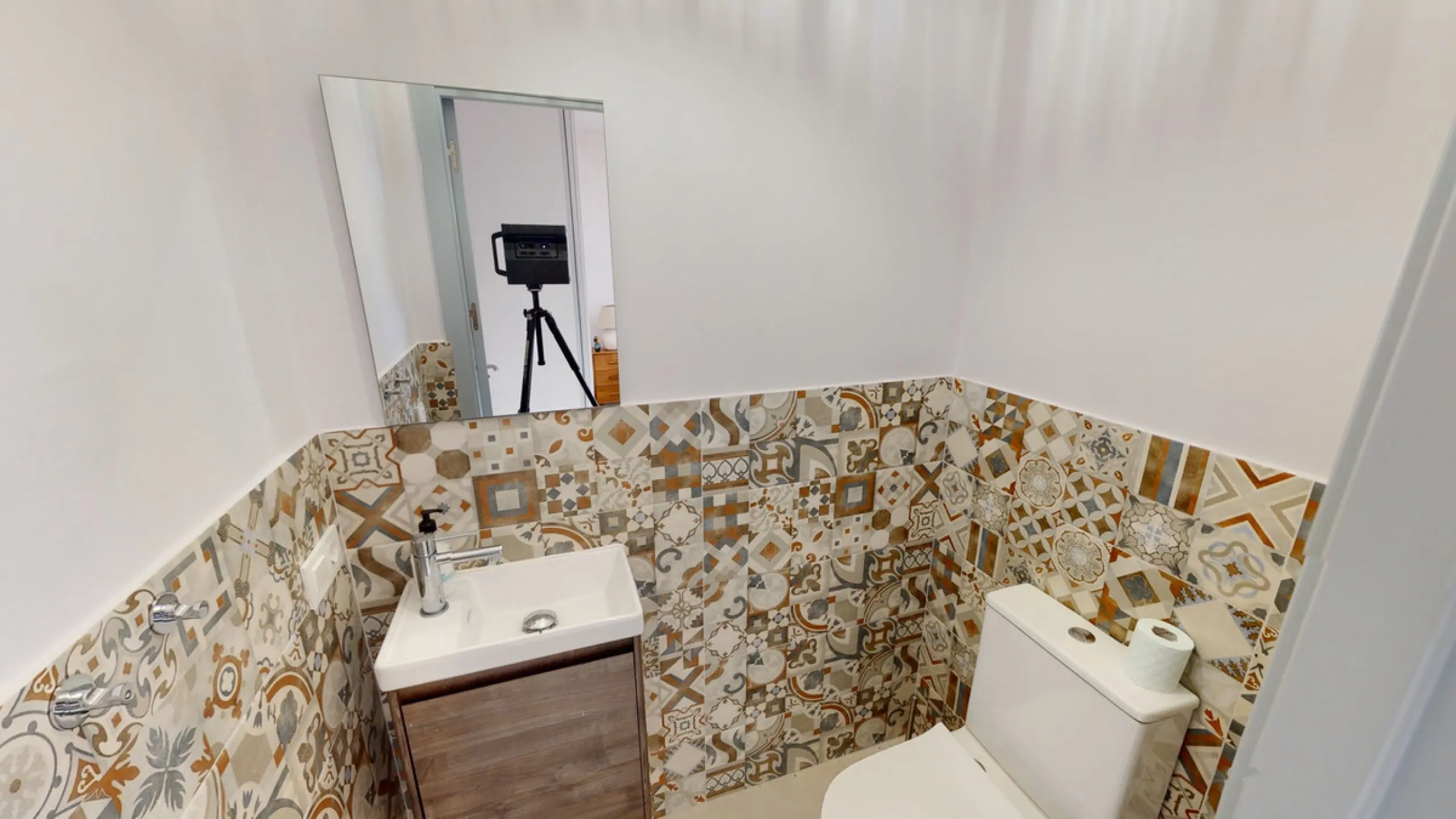 This beautiful townhouse in 2nd line of the beach is 20 metres from the sea and fantastic bars. It has 2 bedrooms, a bathroom, a guest bathroom, a living room, a kitchen with dining area and a large terrace with sea views. On the ground floor we find a be