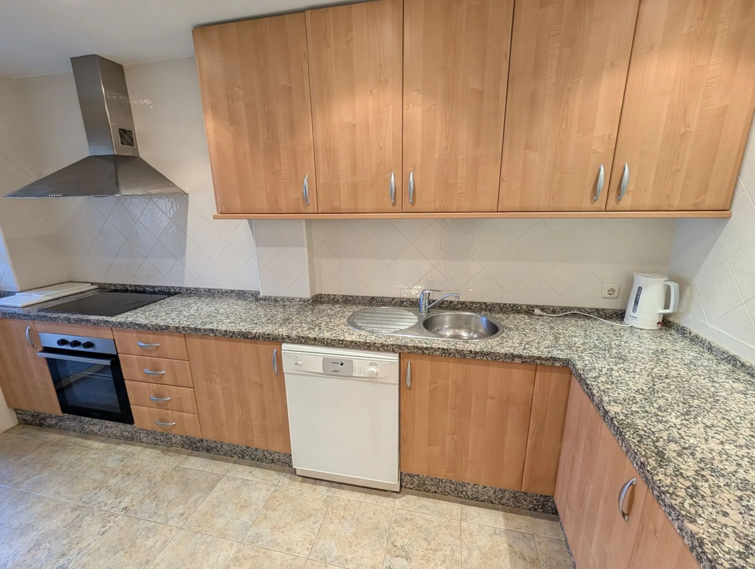 Apartment - Middle Floor Apartment в продаже в Marbella, Málaga. В доме 3 спален и 2 ванных комнат. Площадь дома 162 м²