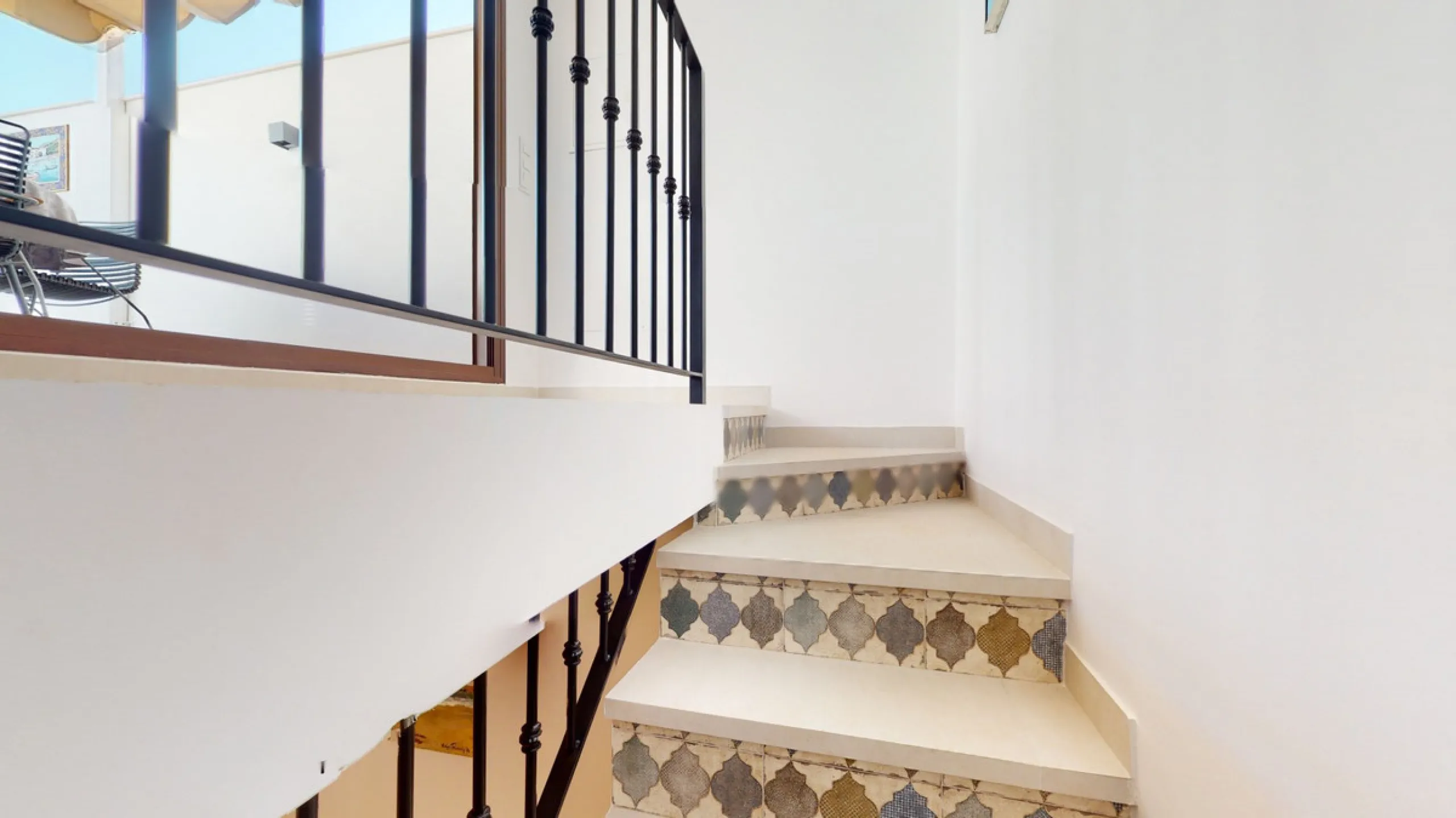 This beautiful townhouse in 2nd line of the beach is 20 metres from the sea and fantastic bars. It has 2 bedrooms, a bathroom, a guest bathroom, a living room, a kitchen with dining area and a large terrace with sea views. On the ground floor we find a be