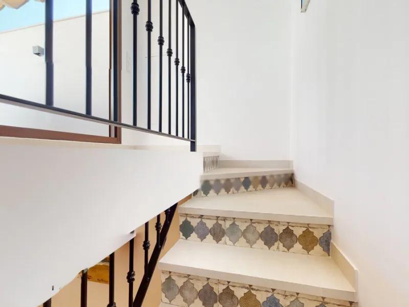 This beautiful townhouse in 2nd line of the beach is 20 metres from the sea and fantastic bars. It has 2 bedrooms, a bathroom, a guest bathroom, a living room, a kitchen with dining area and a large terrace with sea views. On the ground floor we find a be