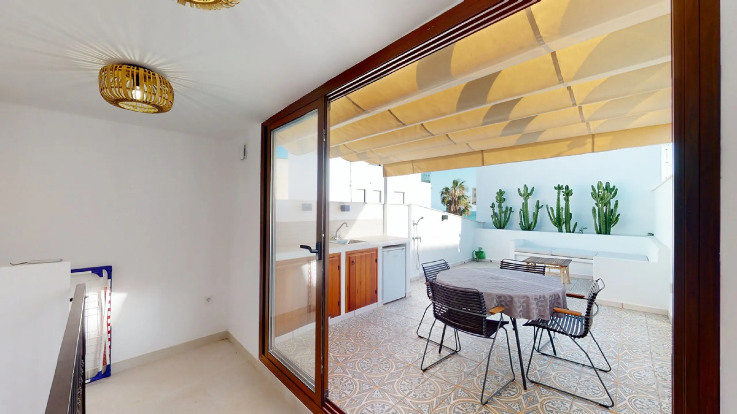 This beautiful townhouse in 2nd line of the beach is 20 metres from the sea and fantastic bars. It has 2 bedrooms, a bathroom, a guest bathroom, a living room, a kitchen with dining area and a large terrace with sea views. On the ground floor we find a be