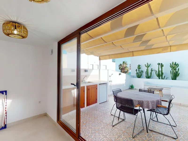 This beautiful townhouse in 2nd line of the beach is 20 metres from the sea and fantastic bars. It has 2 bedrooms, a bathroom, a guest bathroom, a living room, a kitchen with dining area and a large terrace with sea views. On the ground floor we find a be