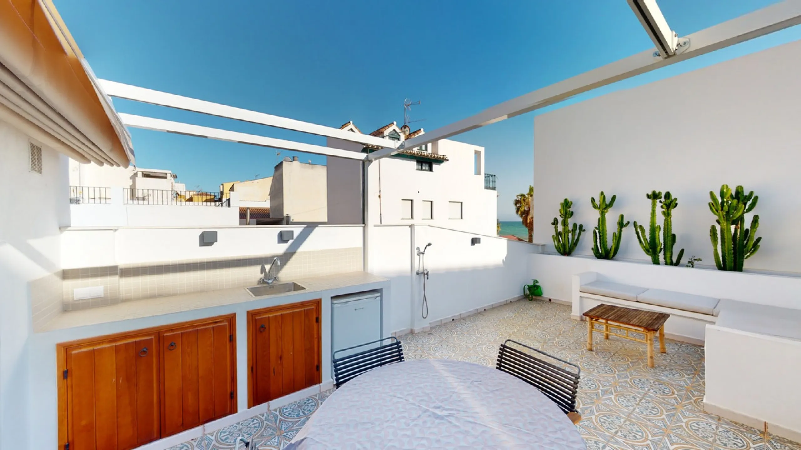 This beautiful townhouse in 2nd line of the beach is 20 metres from the sea and fantastic bars. It has 2 bedrooms, a bathroom, a guest bathroom, a living room, a kitchen with dining area and a large terrace with sea views. On the ground floor we find a be
