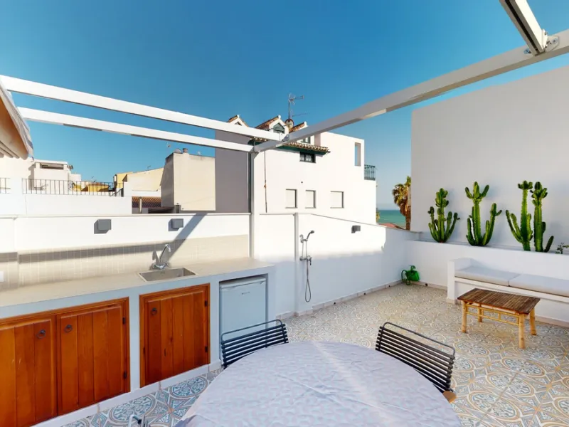This beautiful townhouse in 2nd line of the beach is 20 metres from the sea and fantastic bars. It has 2 bedrooms, a bathroom, a guest bathroom, a living room, a kitchen with dining area and a large terrace with sea views. On the ground floor we find a be