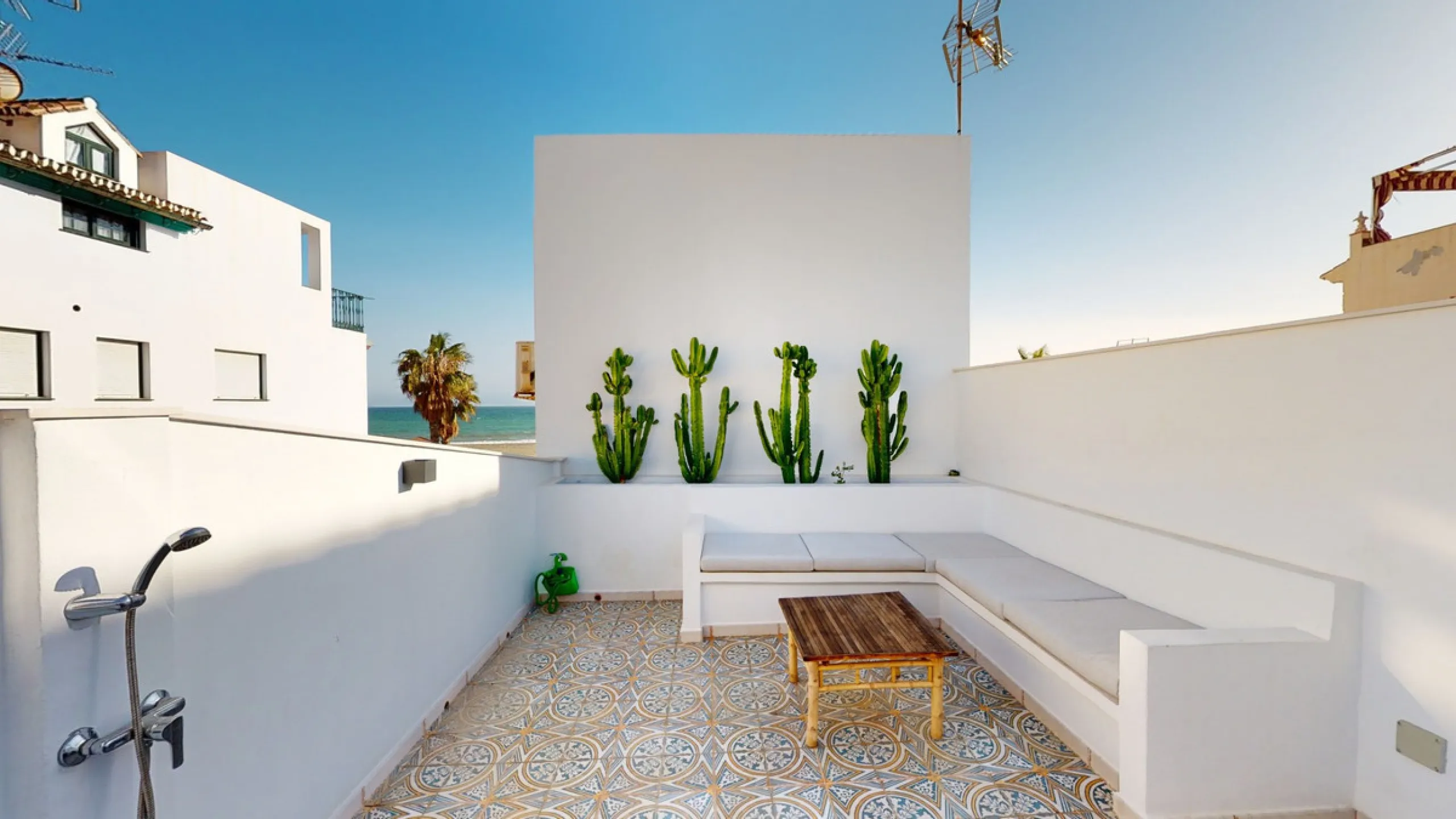 This beautiful townhouse in 2nd line of the beach is 20 metres from the sea and fantastic bars. It has 2 bedrooms, a bathroom, a guest bathroom, a living room, a kitchen with dining area and a large terrace with sea views. On the ground floor we find a be