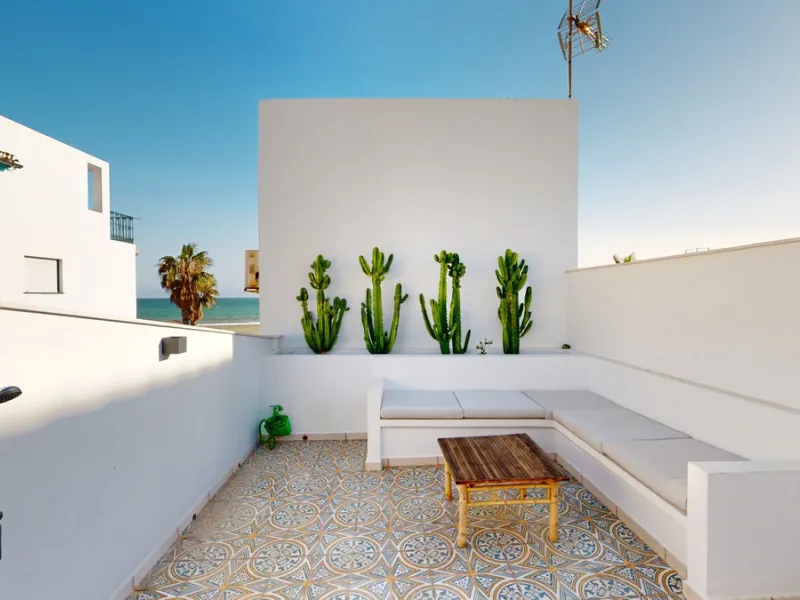 This beautiful townhouse in 2nd line of the beach is 20 metres from the sea and fantastic bars. It has 2 bedrooms, a bathroom, a guest bathroom, a living room, a kitchen with dining area and a large terrace with sea views. On the ground floor we find a be