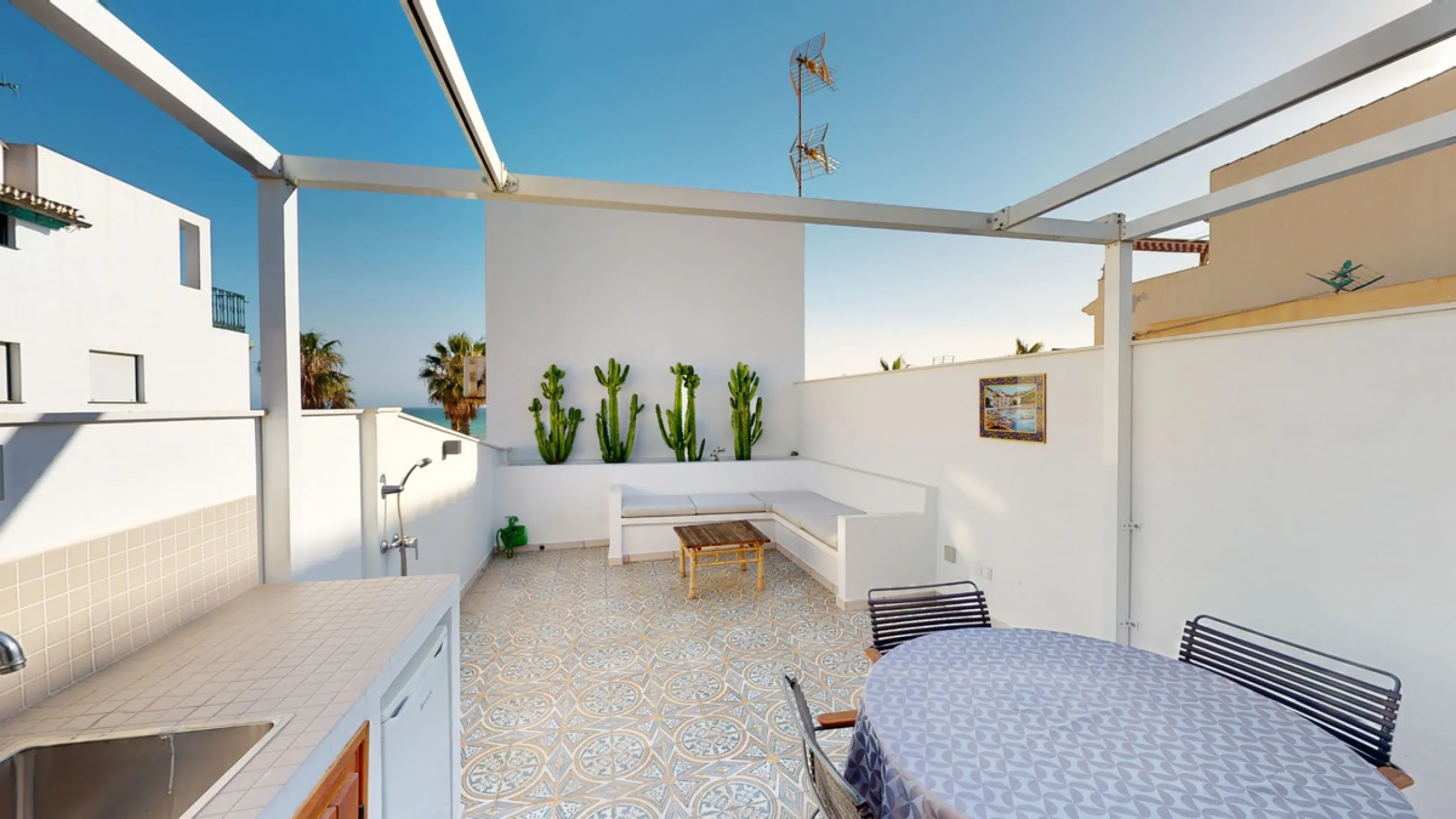 This beautiful townhouse in 2nd line of the beach is 20 metres from the sea and fantastic bars. It has 2 bedrooms, a bathroom, a guest bathroom, a living room, a kitchen with dining area and a large terrace with sea views. On the ground floor we find a be