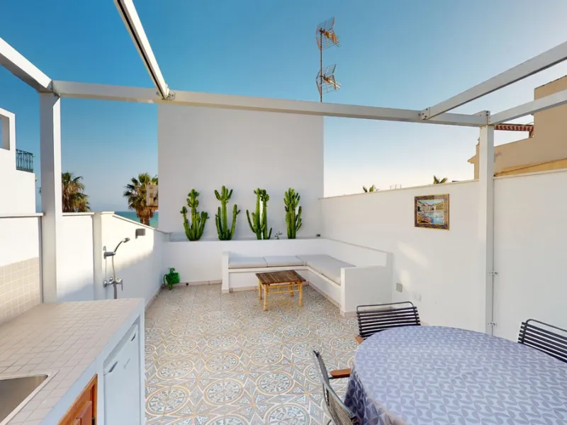 This beautiful townhouse in 2nd line of the beach is 20 metres from the sea and fantastic bars. It has 2 bedrooms, a bathroom, a guest bathroom, a living room, a kitchen with dining area and a large terrace with sea views. On the ground floor we find a be