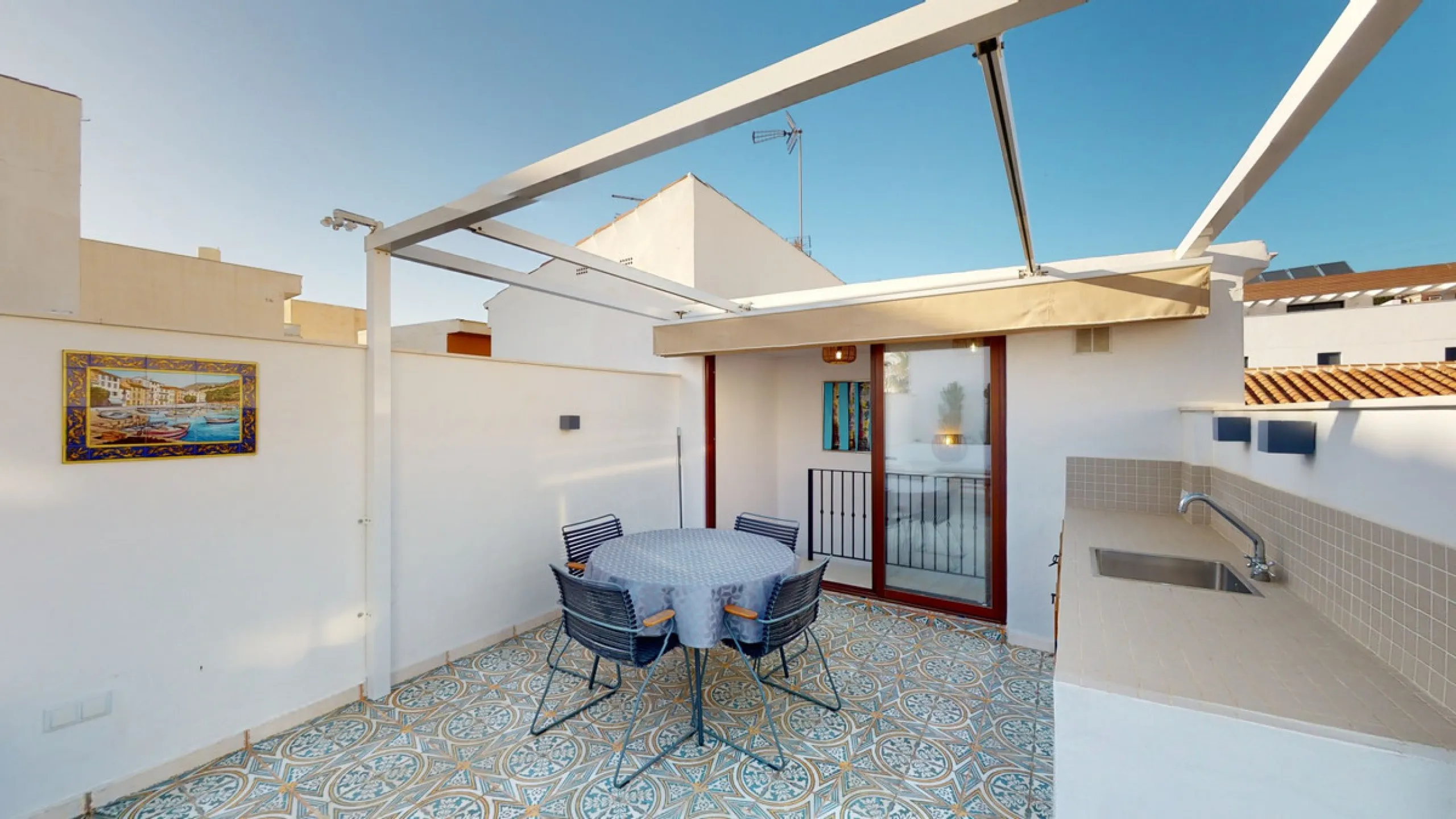 This beautiful townhouse in 2nd line of the beach is 20 metres from the sea and fantastic bars. It has 2 bedrooms, a bathroom, a guest bathroom, a living room, a kitchen with dining area and a large terrace with sea views. On the ground floor we find a be