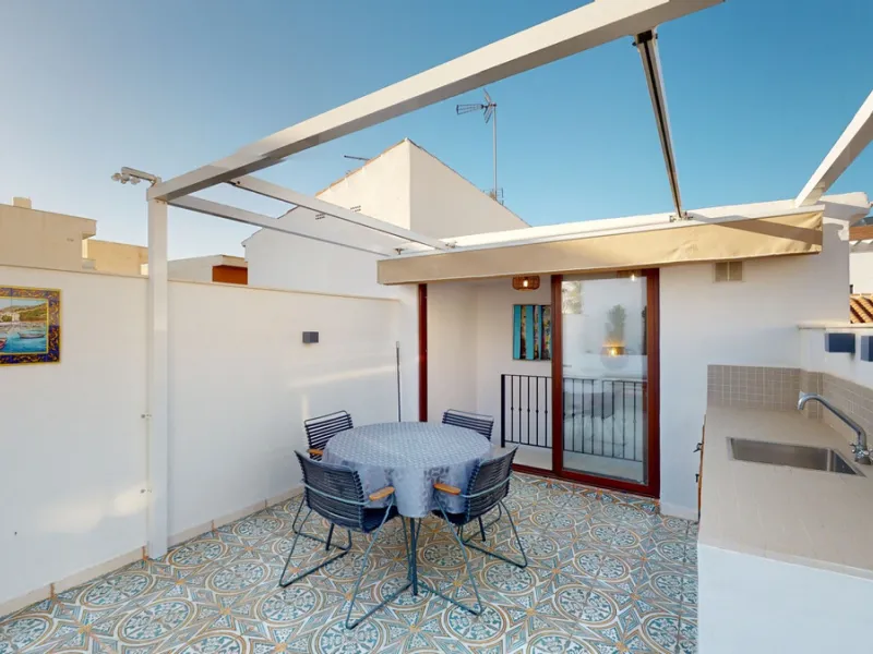 This beautiful townhouse in 2nd line of the beach is 20 metres from the sea and fantastic bars. It has 2 bedrooms, a bathroom, a guest bathroom, a living room, a kitchen with dining area and a large terrace with sea views. On the ground floor we find a be