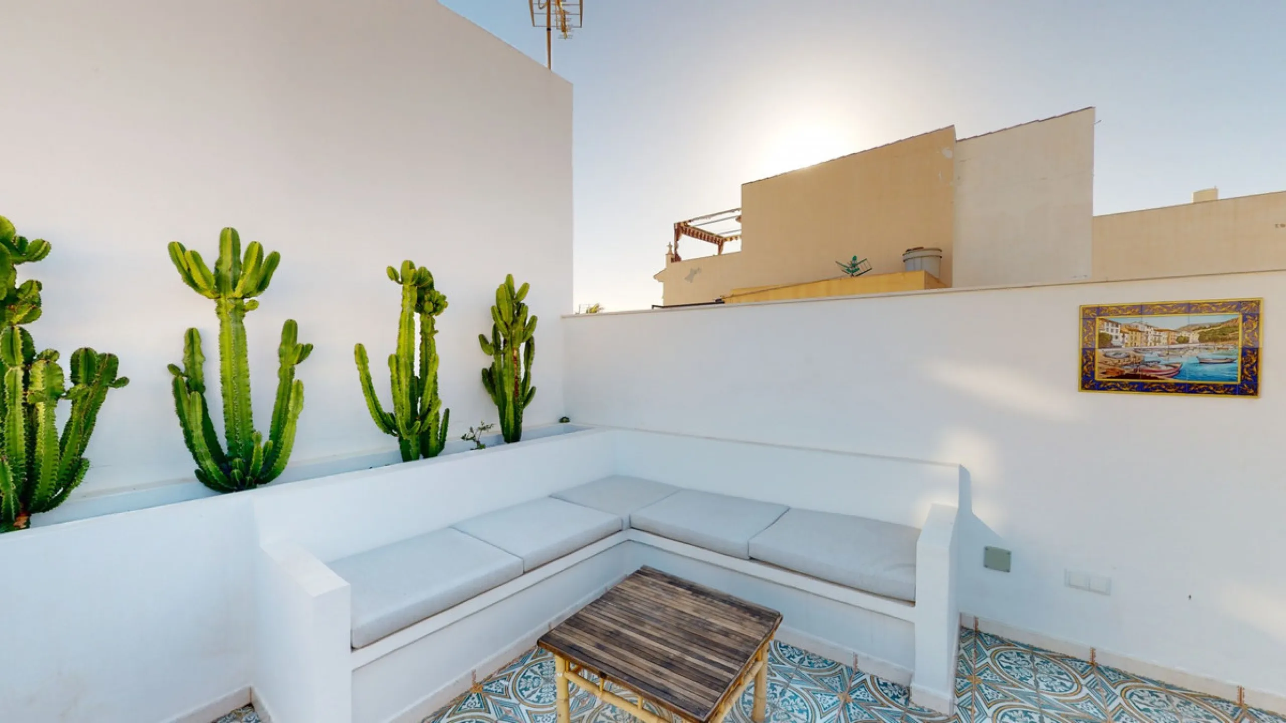 This beautiful townhouse in 2nd line of the beach is 20 metres from the sea and fantastic bars. It has 2 bedrooms, a bathroom, a guest bathroom, a living room, a kitchen with dining area and a large terrace with sea views. On the ground floor we find a be