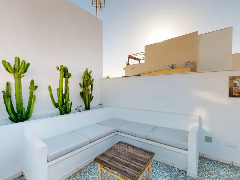 This beautiful townhouse in 2nd line of the beach is 20 metres from the sea and fantastic bars. It has 2 bedrooms, a bathroom, a guest bathroom, a living room, a kitchen with dining area and a large terrace with sea views. On the ground floor we find a be