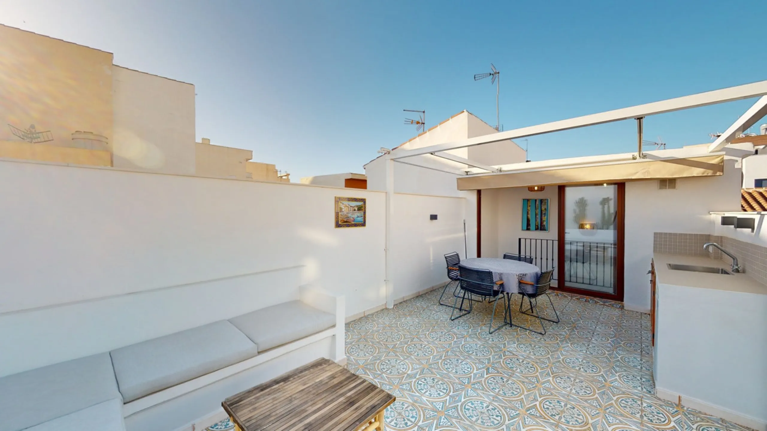 This beautiful townhouse in 2nd line of the beach is 20 metres from the sea and fantastic bars. It has 2 bedrooms, a bathroom, a guest bathroom, a living room, a kitchen with dining area and a large terrace with sea views. On the ground floor we find a be