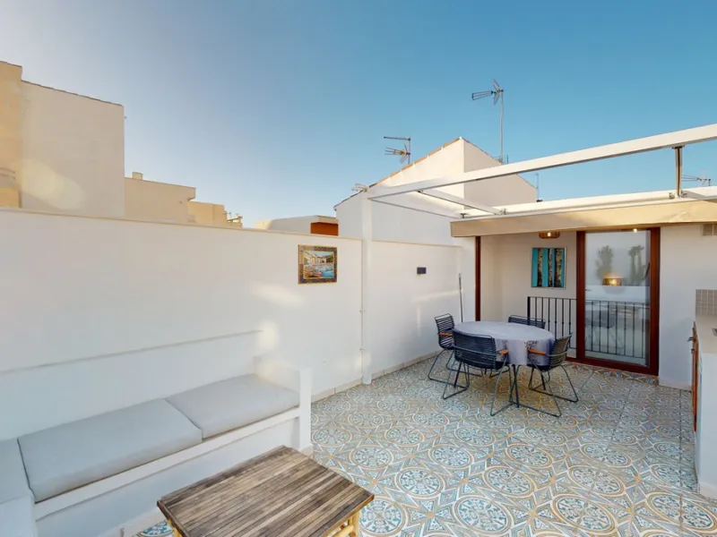 This beautiful townhouse in 2nd line of the beach is 20 metres from the sea and fantastic bars. It has 2 bedrooms, a bathroom, a guest bathroom, a living room, a kitchen with dining area and a large terrace with sea views. On the ground floor we find a be