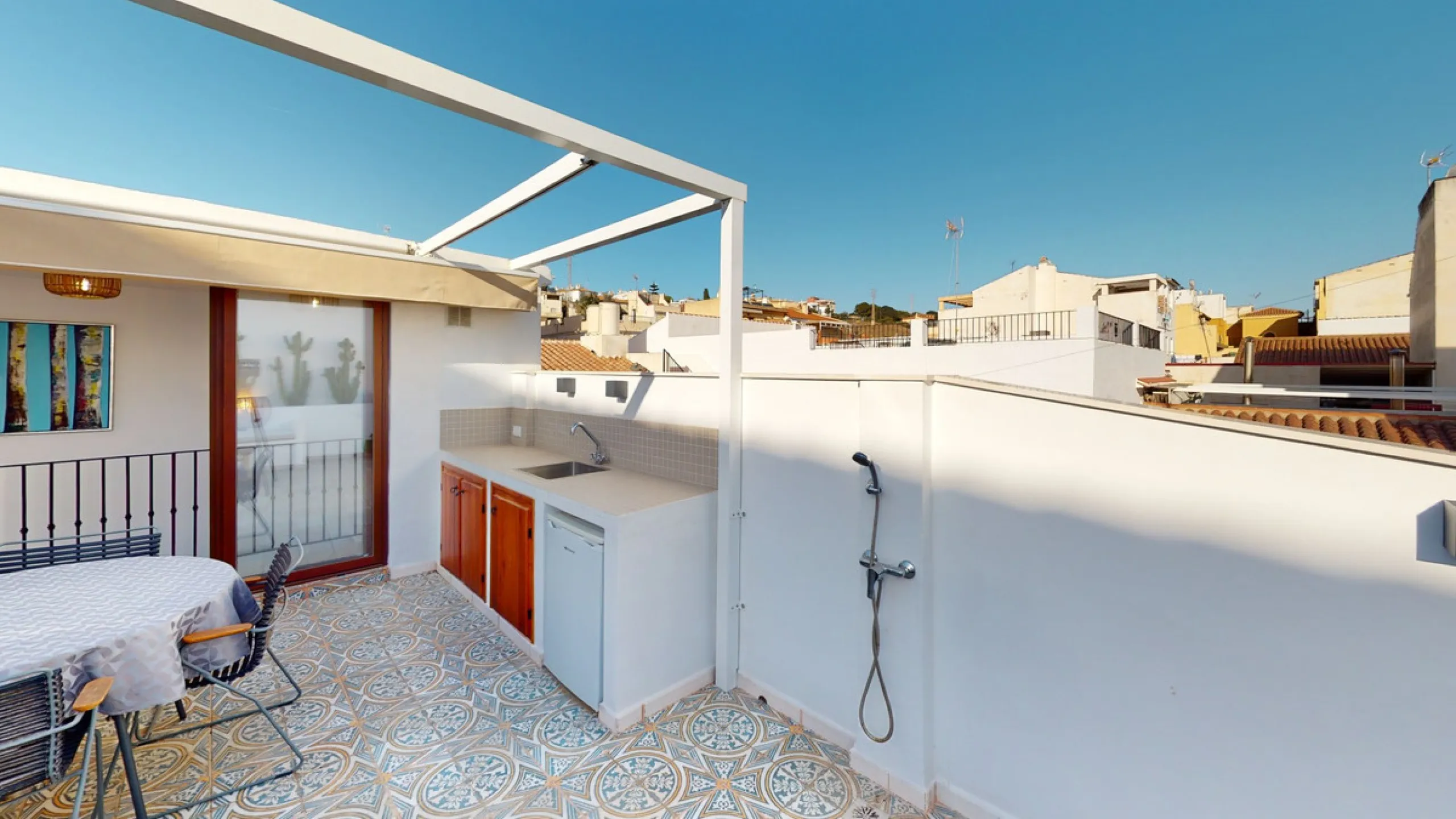This beautiful townhouse in 2nd line of the beach is 20 metres from the sea and fantastic bars. It has 2 bedrooms, a bathroom, a guest bathroom, a living room, a kitchen with dining area and a large terrace with sea views. On the ground floor we find a be