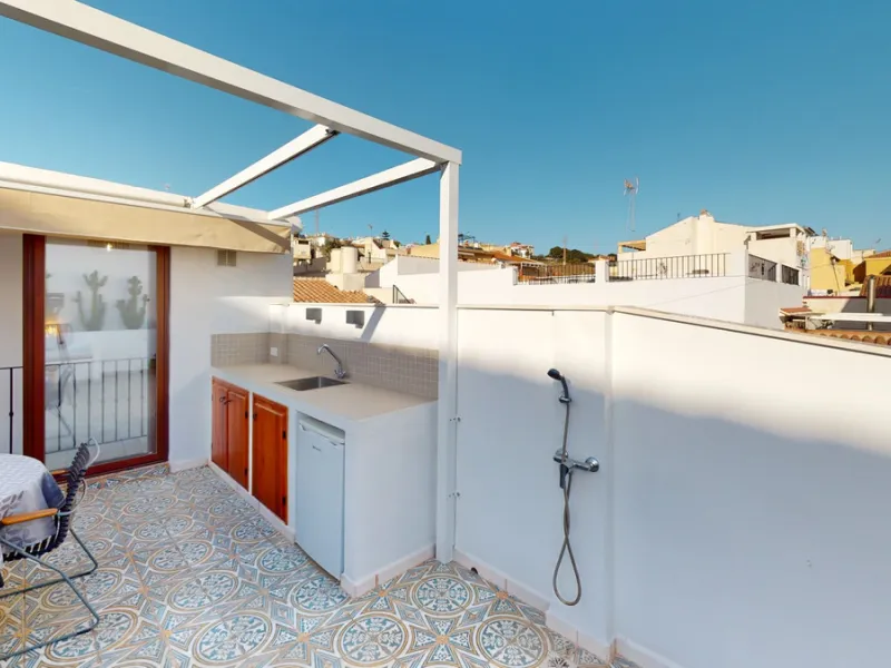 This beautiful townhouse in 2nd line of the beach is 20 metres from the sea and fantastic bars. It has 2 bedrooms, a bathroom, a guest bathroom, a living room, a kitchen with dining area and a large terrace with sea views. On the ground floor we find a be