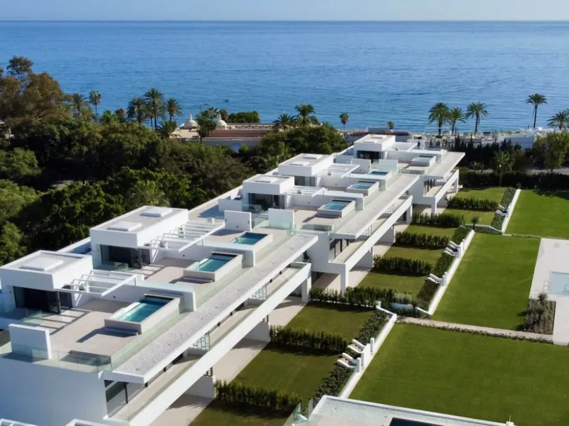 This magnificent Viila is located in a gated and secured residence of 12 Villas on the luxurious Marbella Golden Mile.