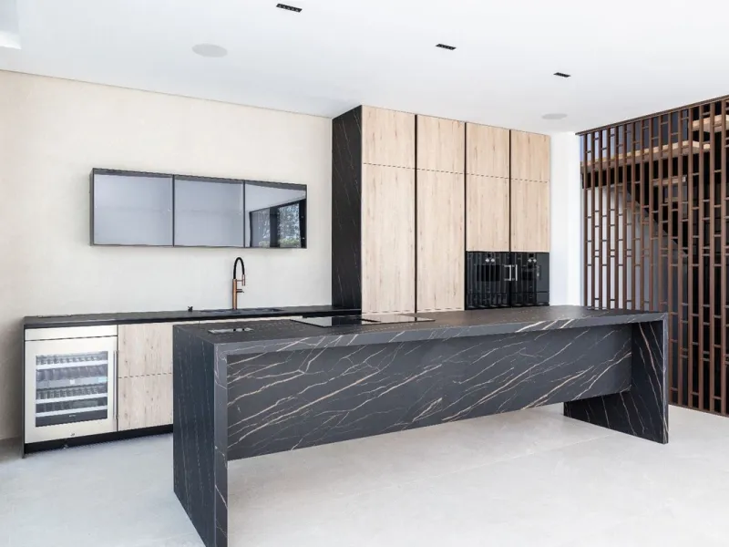 This magnificent Viila is located in a gated and secured residence of 12 Villas on the luxurious Marbella Golden Mile.
