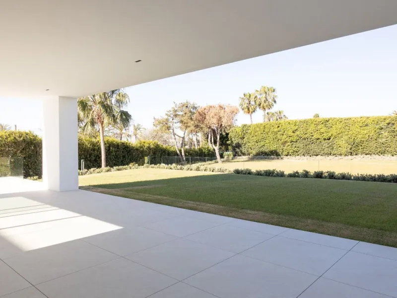This magnificent Viila is located in a gated and secured residence of 12 Villas on the luxurious Marbella Golden Mile.