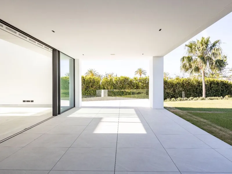 This magnificent Viila is located in a gated and secured residence of 12 Villas on the luxurious Marbella Golden Mile.