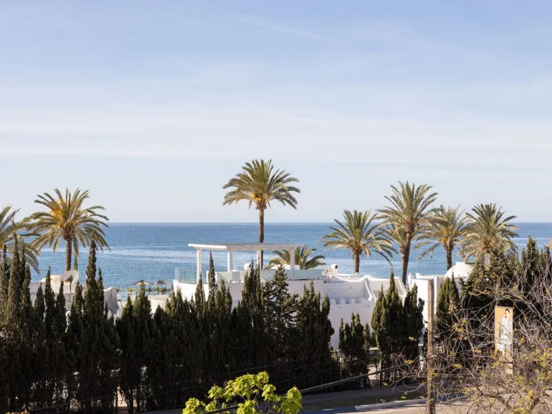 This magnificent Viila is located in a gated and secured residence of 12 Villas on the luxurious Marbella Golden Mile.