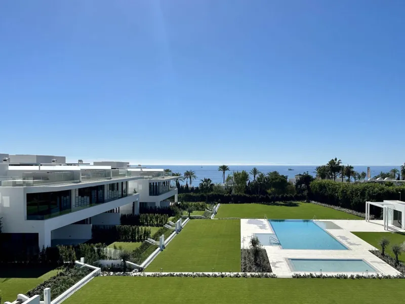 This magnificent Viila is located in a gated and secured residence of 12 Villas on the luxurious Marbella Golden Mile.