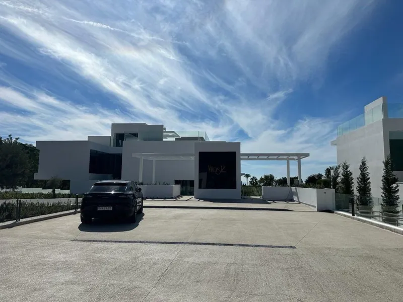This magnificent Viila is located in a gated and secured residence of 12 Villas on the luxurious Marbella Golden Mile.