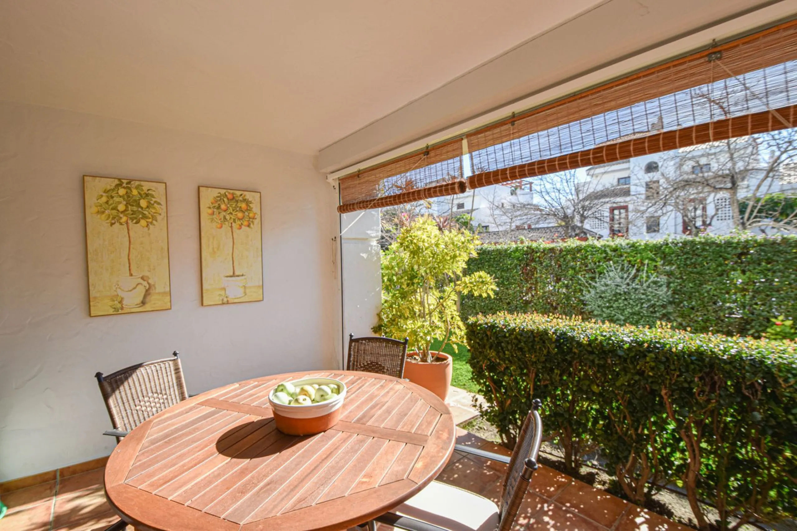 Entdecken Sie diese fantastische Wohnung an der Strandpromenade von San Pedro de Alcántara/Nueva Alcántara, einer der begehrtesten Gegenden von Marbella, nur wenige Schritte vom Meer und der Uferpromenade entfernt