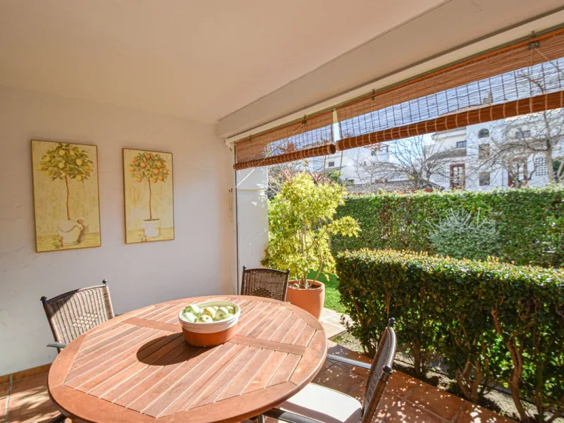 Entdecken Sie diese fantastische Wohnung an der Strandpromenade von San Pedro de Alcántara/Nueva Alcántara, einer der begehrtesten Gegenden von Marbella, nur wenige Schritte vom Meer und der Uferpromenade entfernt