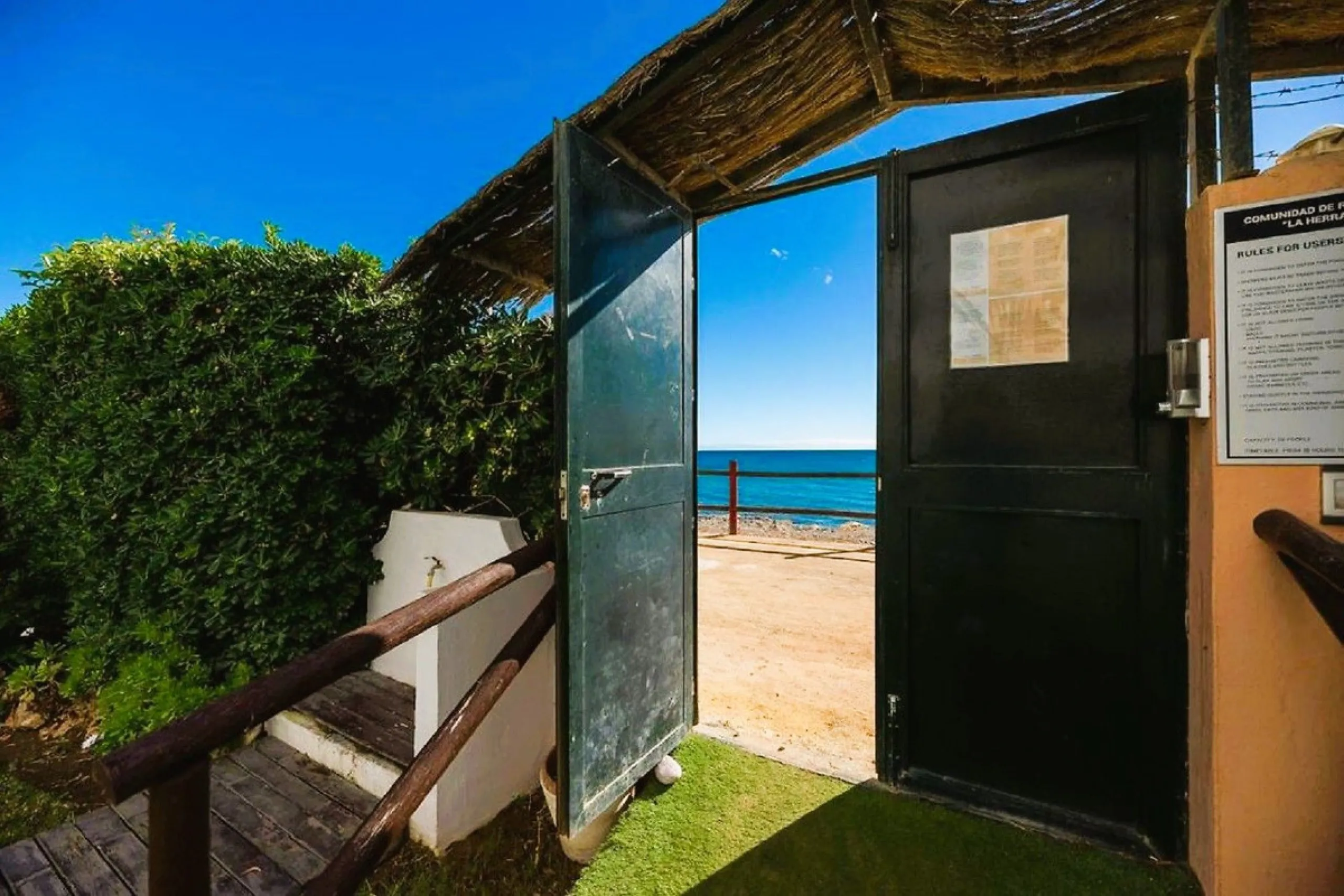 Apartment on the seafront, located in La Herradura de Banus, with direct access to the beach and spectacular views of the Mediterranean Sea, in the heart of Puerto Banus.