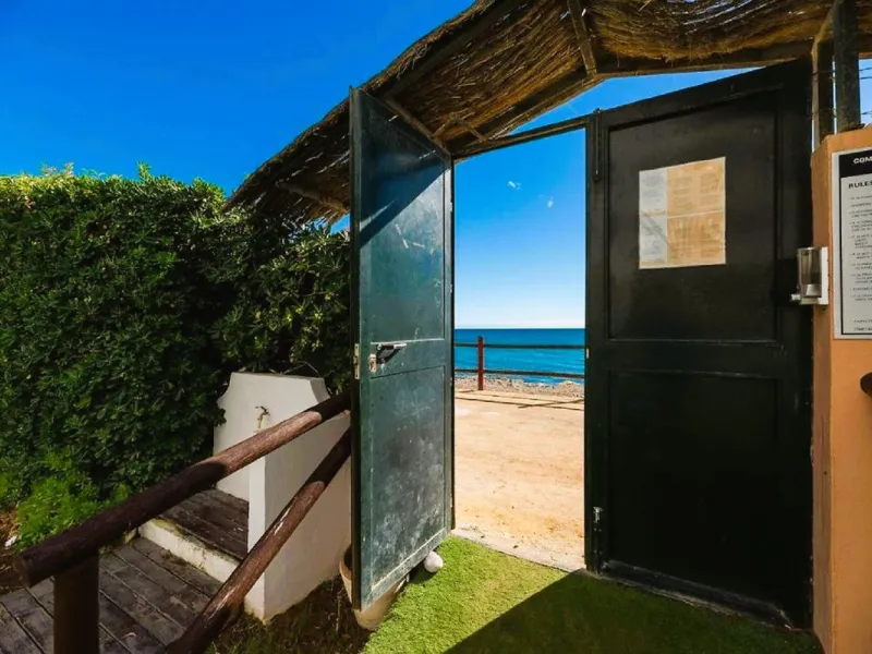 Apartment on the seafront, located in La Herradura de Banus, with direct access to the beach and spectacular views of the Mediterranean Sea, in the heart of Puerto Banus.