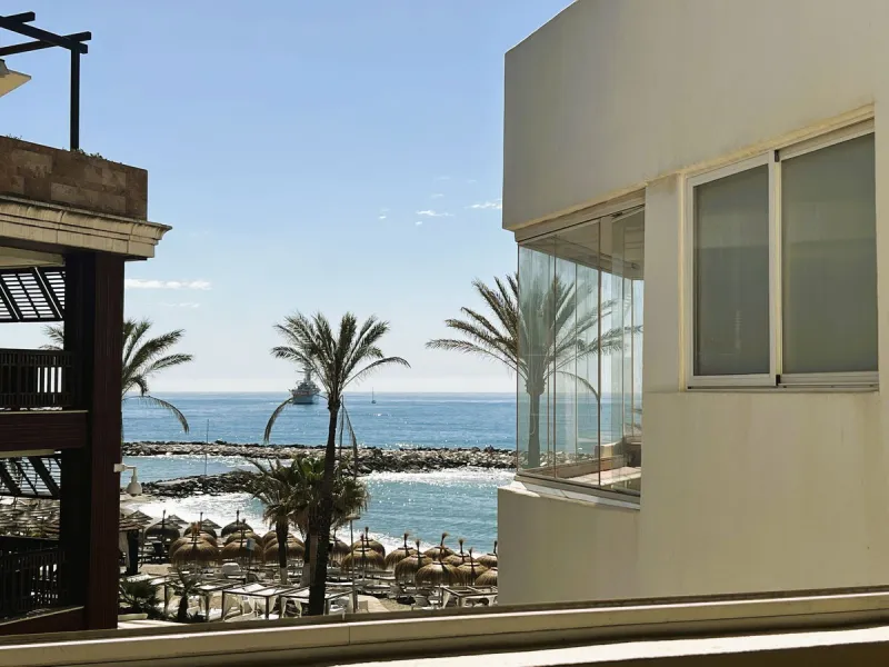 Apartment on the seafront, located in La Herradura de Banus, with direct access to the beach and spectacular views of the Mediterranean Sea, in the heart of Puerto Banus.