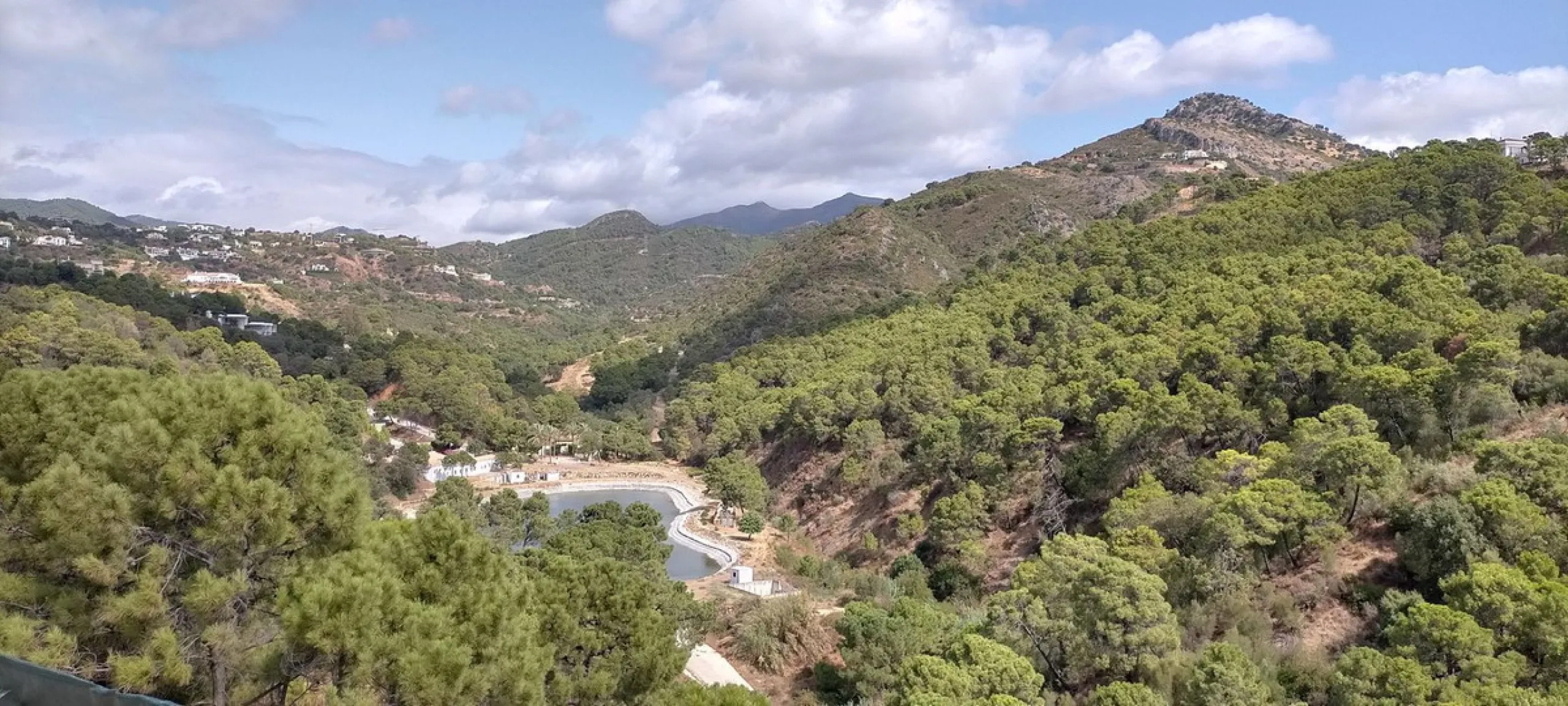 Plot with project for a luxury villa in Urb Monte Mayor near the picturesque town of Benahavis.
