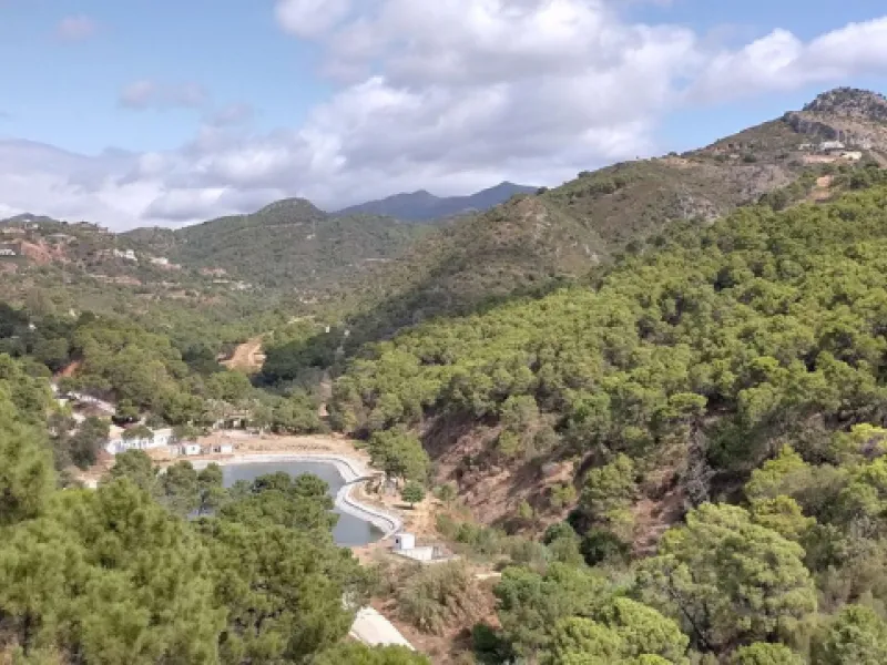 Plot with project for a luxury villa in Urb Monte Mayor near the picturesque town of Benahavis.