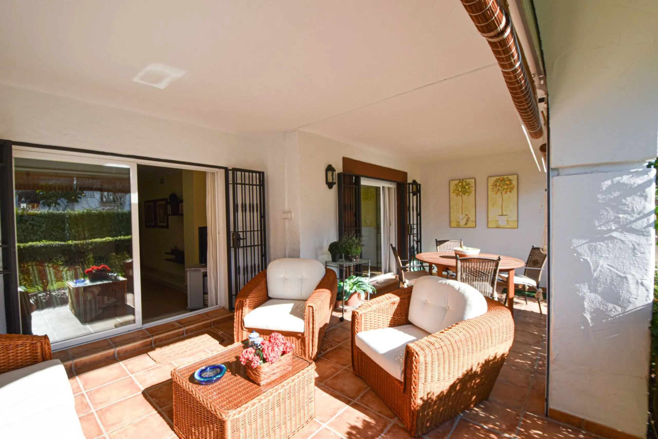 Entdecken Sie diese fantastische Wohnung an der Strandpromenade von San Pedro de Alcántara/Nueva Alcántara, einer der begehrtesten Gegenden von Marbella, nur wenige Schritte vom Meer und der Uferpromenade entfernt