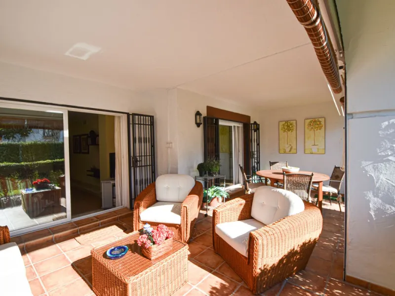 Entdecken Sie diese fantastische Wohnung an der Strandpromenade von San Pedro de Alcántara/Nueva Alcántara, einer der begehrtesten Gegenden von Marbella, nur wenige Schritte vom Meer und der Uferpromenade entfernt