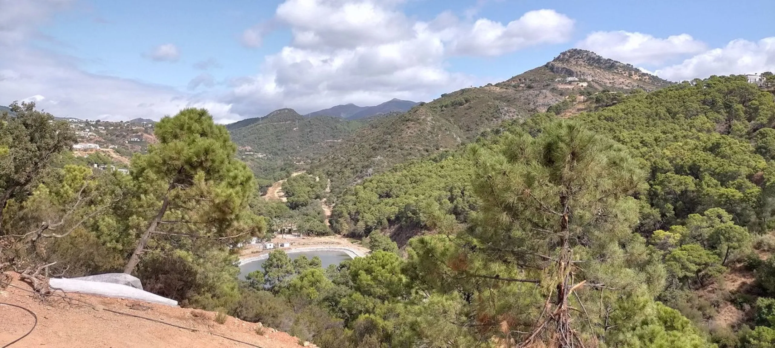 Plot with project for a luxury villa in Urb Monte Mayor near the picturesque town of Benahavis.