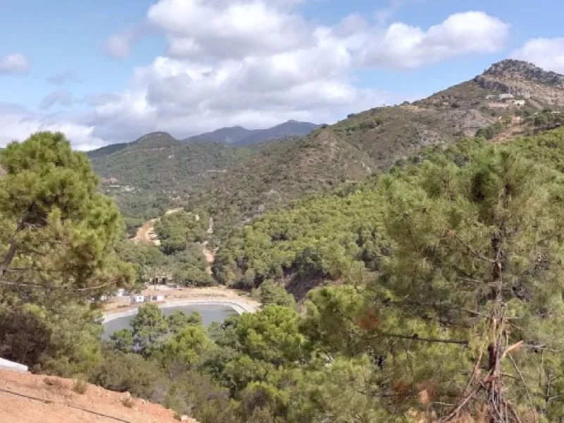 Plot with project for a luxury villa in Urb Monte Mayor near the picturesque town of Benahavis.