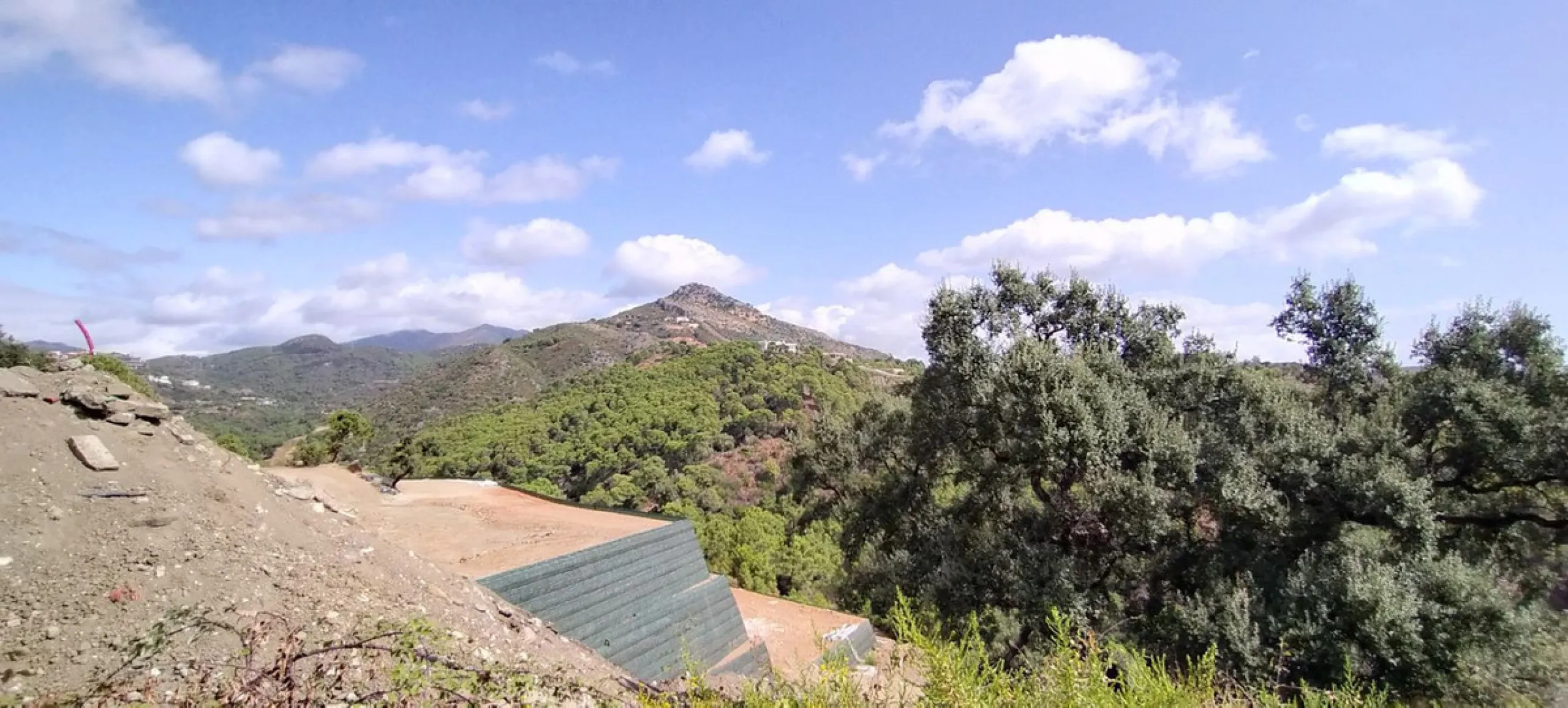 Plot with project for a luxury villa in Urb Monte Mayor near the picturesque town of Benahavis.