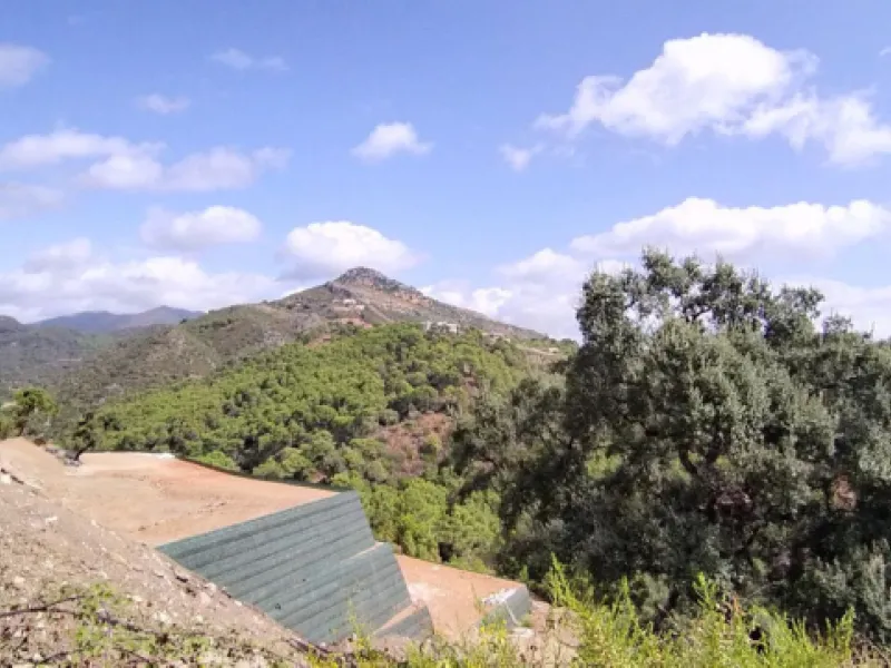 Plot with project for a luxury villa in Urb Monte Mayor near the picturesque town of Benahavis.