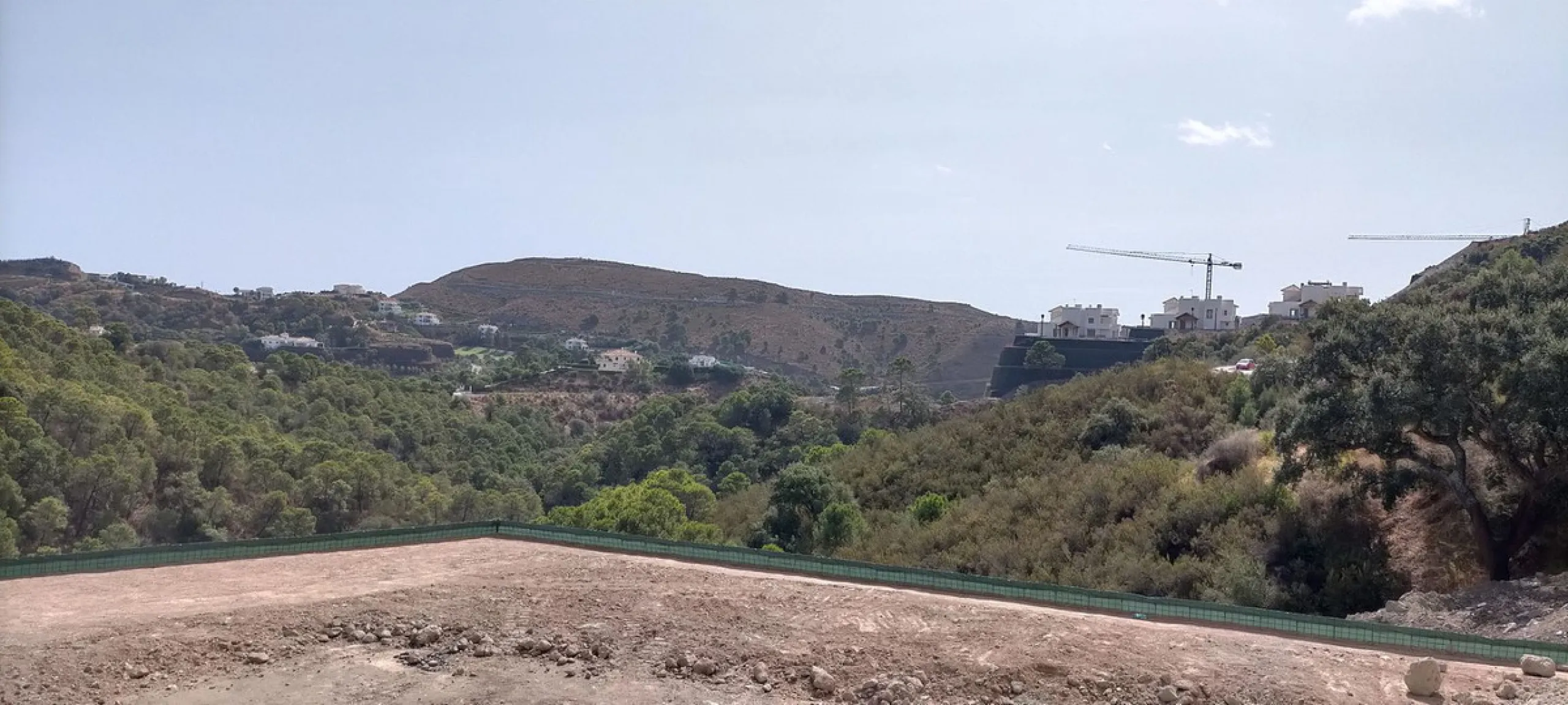 Plot with project for a luxury villa in Urb Monte Mayor near the picturesque town of Benahavis.