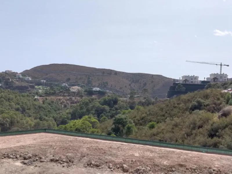 Plot with project for a luxury villa in Urb Monte Mayor near the picturesque town of Benahavis.