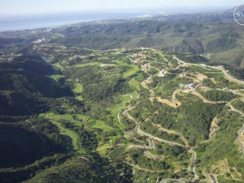 Plot with project for a luxury villa in Urb Monte Mayor near the picturesque town of Benahavis.
