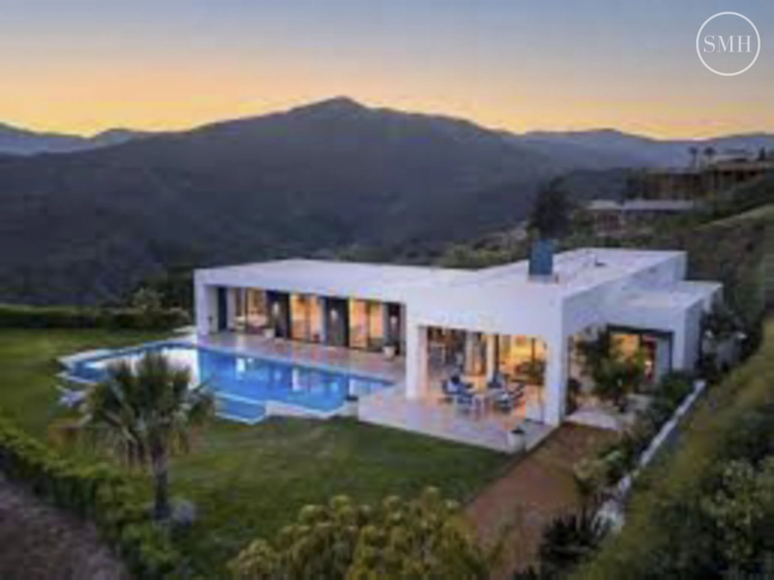 Plot with project for a luxury villa in Urb Monte Mayor near the picturesque town of Benahavis.