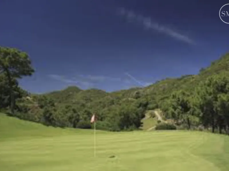 Plot with project for a luxury villa in Urb Monte Mayor near the picturesque town of Benahavis.
