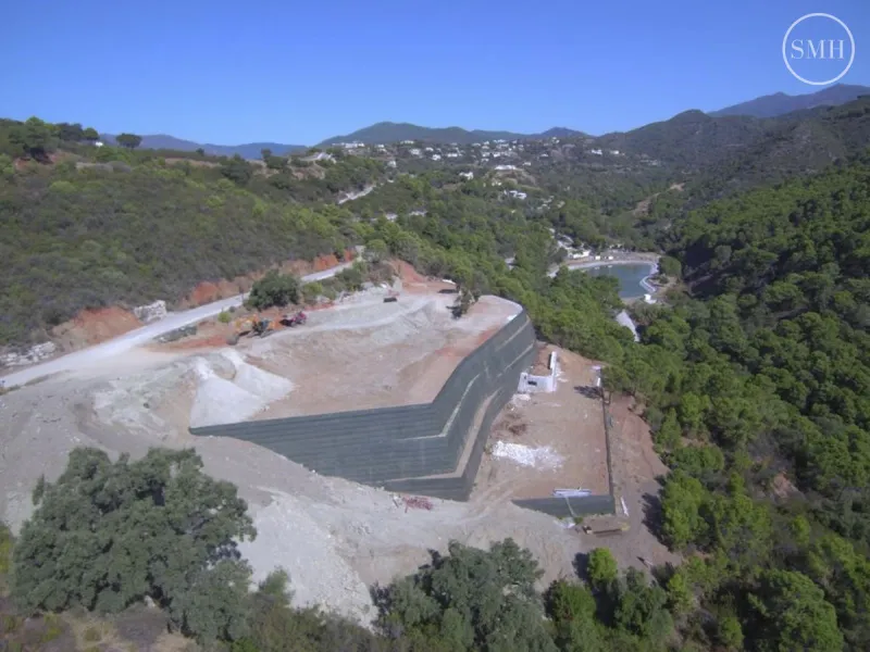 Plot with project for a luxury villa in Urb Monte Mayor near the picturesque town of Benahavis.